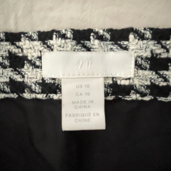 H&M tweed, lined skirt with faux pockets and hidden side zipper - Picture 3 of 4